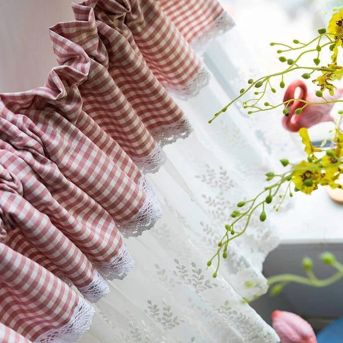 Rideau décoratif à carreaux rouges et blancs avec dentelle florale, idéal pour embellir une cuisine lumineuse. Design rustique et élégant parfait pour ajouter une touche charmante à votre intérieur. Ambiance chaleureuse garantie avec ce bel accessoire de maison.