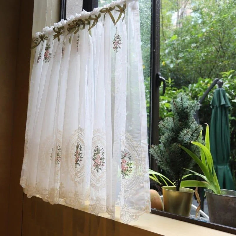 Petit rideau de fenêtre brodé, décor floral élégant, parfait pour ajouter une touche raffinée à votre cuisine ou salon. Idéal pour apporter lumière et charme à la pièce tout en préservant l'intimité. Accessoire décoratif incontournable pour une ambiance chaleureuse et accueillante.