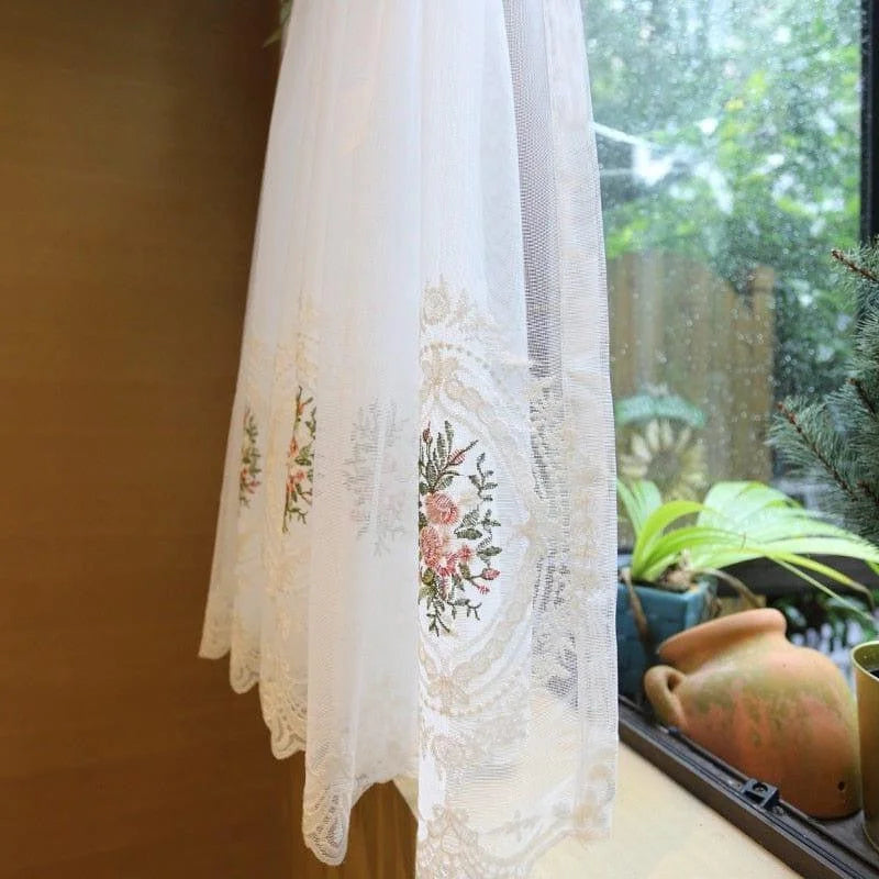 Rideau élégant avec broderies florales, idéal pour apporter une touche de charme et de lumière naturelle à votre intérieur. Parfait pour les salons ou les chambres, ce rideau crée une ambiance chaleureuse et invitante. Son design délicat complète à merveille toute décoration intérieure.