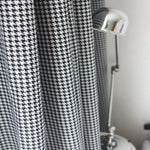 Rideau à motif pied-de-poule noir et blanc, apportant une touche élégante et moderne à votre intérieur. Idéal pour le salon, la chambre ou le bureau, ce rideau design s'accorde facilement avec divers styles de décoration. Accessoire parfait pour créer une ambiance chic et accueillante dans votre espace de vie.