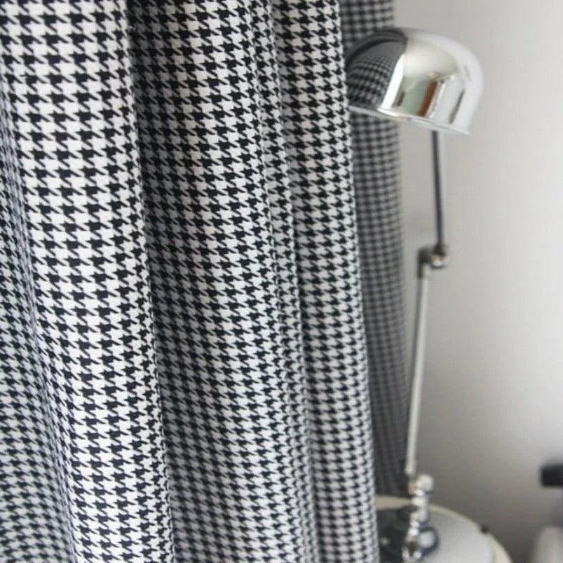 Rideau à motif pied-de-poule noir et blanc, apportant une touche élégante et moderne à votre intérieur. Idéal pour le salon, la chambre ou le bureau, ce rideau design s'accorde facilement avec divers styles de décoration. Accessoire parfait pour créer une ambiance chic et accueillante dans votre espace de vie.