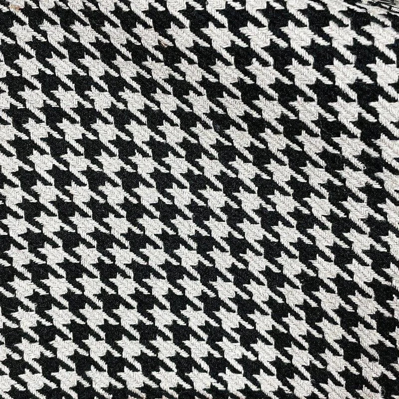 Motif pied-de-poule noir et blanc élégant, idéal pour une tenue tendance et intemporelle. Parfait pour un look chic et sophistiqué.