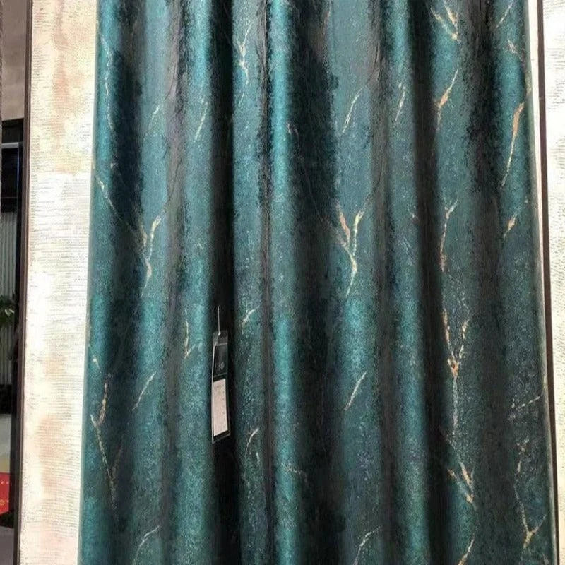 Rideau élégant de couleur verte avec motif marbré, idéal pour ajouter une touche sophistiquée à votre intérieur. Sa teinte riche crée une ambiance chaleureuse et accueillante, parfaite pour le salon ou la chambre. Accessoire essentiel pour une décoration contemporaine.