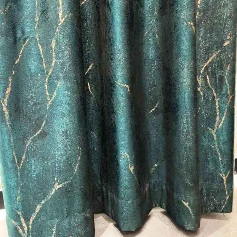 Rideau moderne de couleur vert émeraude avec motifs dorés, parfait pour ajouter une touche d'élégance à votre intérieur. Idéal pour le salon ou la chambre, ce rideau se marie harmonieusement à tous les styles de décoration tout en proposant une ambiance chic et apaisante.