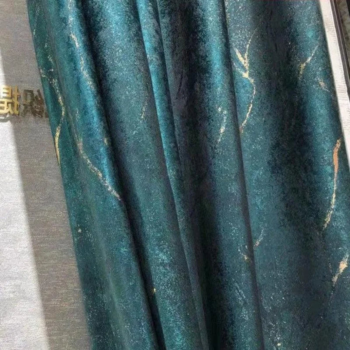 Rideau élégant bleu avec motifs dorés subtils, idéal pour décorer un salon ou une chambre, ajoutant une touche de sophistication et de style à votre intérieur. Parfait pour un aménagement moderne et chic.
