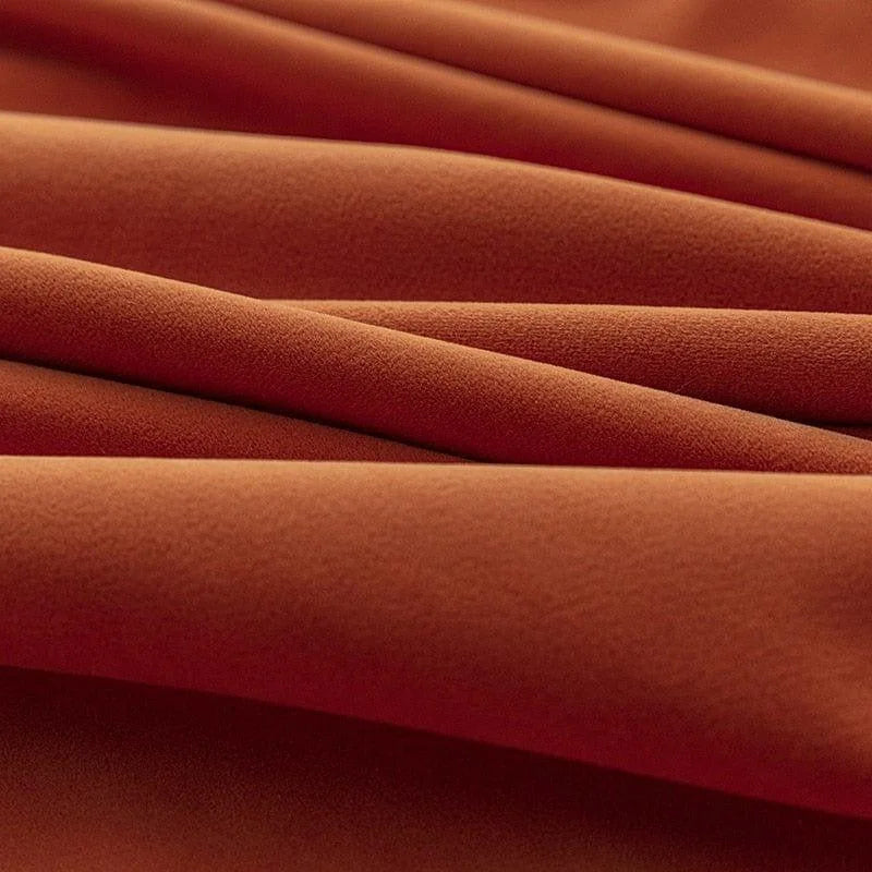 Belle étoffe plissée marron chaleureuse, idéale pour confection de vêtements et décoration intérieure, texture douce et élégante pour une ambiance raffinée et confortable dans votre espace.