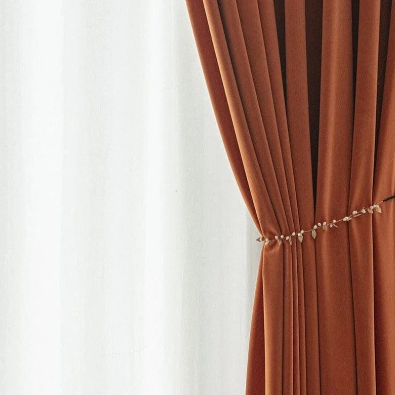 Rideau élégant couleur brique avec attache décorative, parfait pour ajout de chaleur et de style à tout intérieur. Occultant et esthétique, idéal pour salon ou chambre. Harmonise la luminosité et l'ambiance de votre espace de vie.
