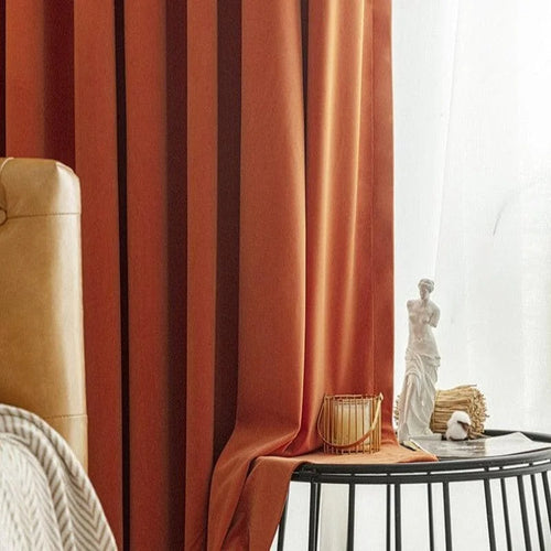 Rideaux élégants de couleur chaude dans un salon moderne, créant une ambiance chaleureuse et accueillante. Intérieur harmonieux avec une table d'appoint décorée d'une statuette artistique. Idéal pour sublimer la décoration de votre maison avec style et sophistication.