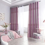 Rideaux élégants de couleur rose pour chambre à coucher, ornant une fenêtre lumineuse dans un intérieur moderne. Harmonie de couleurs douces avec une décoration florale subtile. Parfaits pour créer une atmosphère chaleureuse et accueillante. Idéal pour ajouter une touche de sophistication à votre espace.