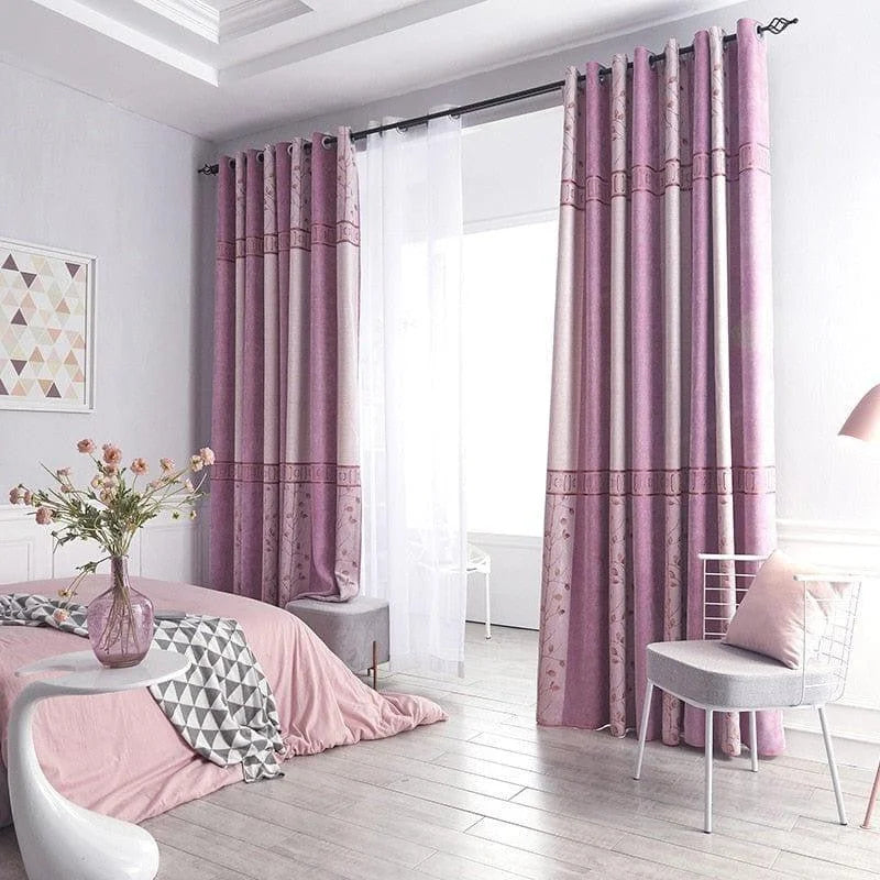 Rideaux élégants de couleur rose pour chambre à coucher, ornant une fenêtre lumineuse dans un intérieur moderne. Harmonie de couleurs douces avec une décoration florale subtile. Parfaits pour créer une atmosphère chaleureuse et accueillante. Idéal pour ajouter une touche de sophistication à votre espace.