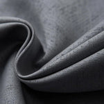Gros plan sur un tissu gris élégant avec une texture en motif subtil, idéal pour la confection de vêtements sophistiqués ou la décoration moderne d'intérieur. Ce textile raffiné apporte une touche chic à tout projet de couture ou d'aménagement.