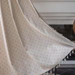 Tissu décoratif avec motif floral bleu, idéal pour ajout de style élégant à tout intérieur. Ce drap présente de petites fleurs délicates qui ajoutent une touche de fraîcheur et de charme à votre maison, parfait pour usage en rideau ou couvre-lit. Design moderne et épuré s'intégrant facilement à divers décors.