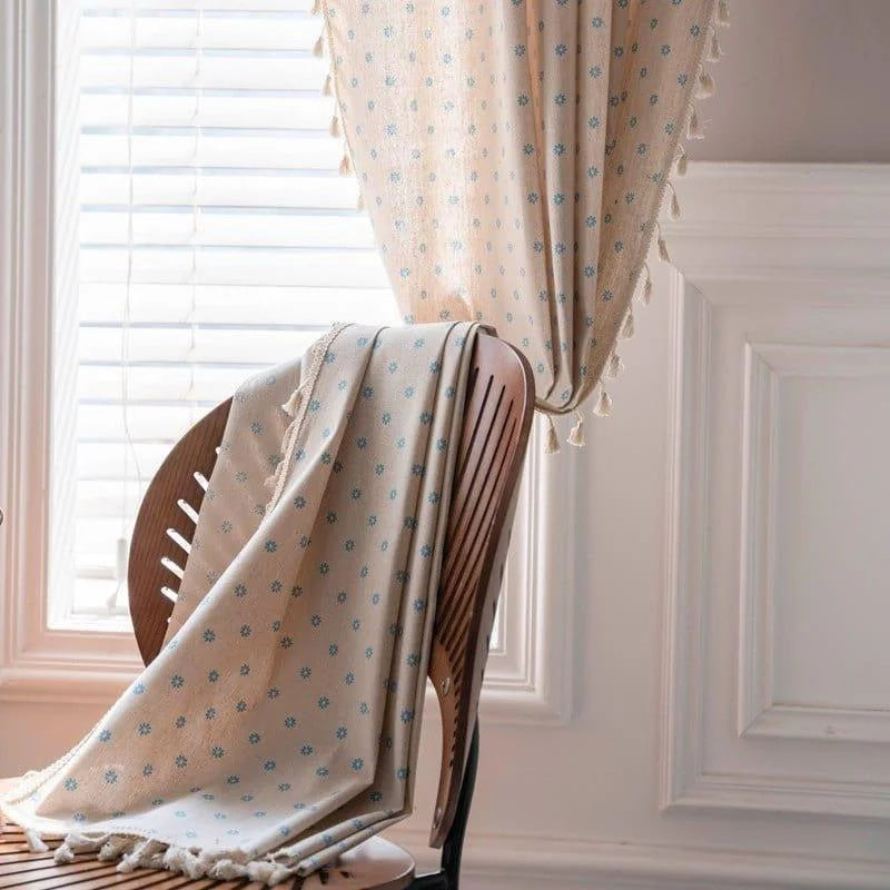 Rideau élégant à motifs floraux bleus, suspendu devant une fenêtre avec lumière naturelle, apportant une touche de confort et de style à votre intérieur. Idéal pour salons ou chambres, accentue la décoration avec une ambiance apaisante et harmonieuse.