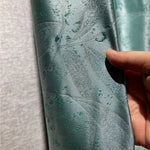 Rideau élégant avec motif floral texturé, offrant une touche de sophistication à votre intérieur, idéal pour les salons ou chambres modernes, disponible en plusieurs coloris.