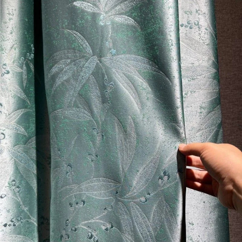 Rideau décoratif vert aux motifs de feuillage élégant, idéal pour ajouter une touche de sophistication à votre intérieur. Parfait pour les salons ou chambres à coucher, il offre une ambiance paisible et naturelle. Ajustable et facile à installer, ce rideau est l'accessoire indispensable pour embellir vos espaces de vie.