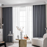 Rideaux élégants gris obscur décorant un salon moderne, créant une ambiance cosy et sophistiquée, idéal pour optimiser la lumière naturelle tout en préservant l'intimité. Parfait pour une décoration intérieure contemporaine.