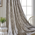 Magnifique rideau décoratif gris avec motifs floraux élégants, idéal pour embellir un salon ou une chambre. Parfait pour ajouter une touche de sophistication et d'intimité tout en laissant passer la lumière naturelle. Accessoire incontournable pour une décoration intérieure raffinée.