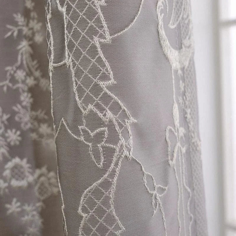 Rideau décoratif avec motifs floraux délicats, parfait pour ajouter une touche élégante à toute pièce. Ce design raffiné intègre un style classique et intemporel, idéal pour une décoration intérieure sophistiquée. Ajoutez ce rideau à votre salon ou chambre pour créer une ambiance accueillante et charmante. Accessoire indispensable pour embellir vos fenêtres avec grâce et subtilité.