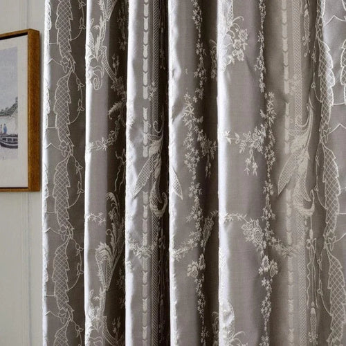 Rideaux élégants gris avec motifs floraux raffinés, idéaux pour ajouter une touche de sophistication à tout intérieur. Ces rideaux créent une ambiance chaleureuse et accueillante, parfaits pour le salon, la chambre ou la salle à manger. Leurs motifs délicats apportent un style classique et intemporel à votre décoration intérieure.