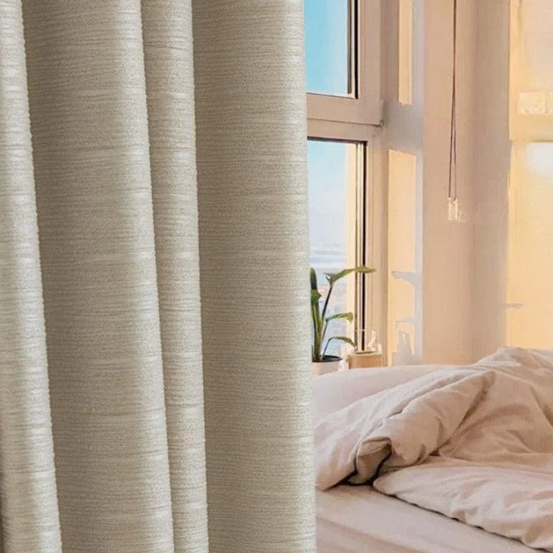 Rideau élégant pour chambre à coucher, offrant une ambiance chaleureuse et lumineuse. Parfait pour ajouter une touche de confort et de style à votre espace de repos. Large fenêtre laissant entrer la lumière naturelle, complétant une décoration moderne et apaisante.