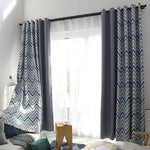 Rideaux élégants pour salon, combinant une teinte unie grise et un motif zigzag coloré, ajoutant une touche moderne à votre décoration intérieure. Parfaits pour filtrer la lumière tout en apportant style et sophistication à l'espace. Accessoire décoratif idéal pour un salon accueillant et tendance.