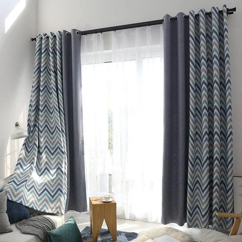 Rideaux élégants pour salon, combinant une teinte unie grise et un motif zigzag coloré, ajoutant une touche moderne à votre décoration intérieure. Parfaits pour filtrer la lumière tout en apportant style et sophistication à l'espace. Accessoire décoratif idéal pour un salon accueillant et tendance.