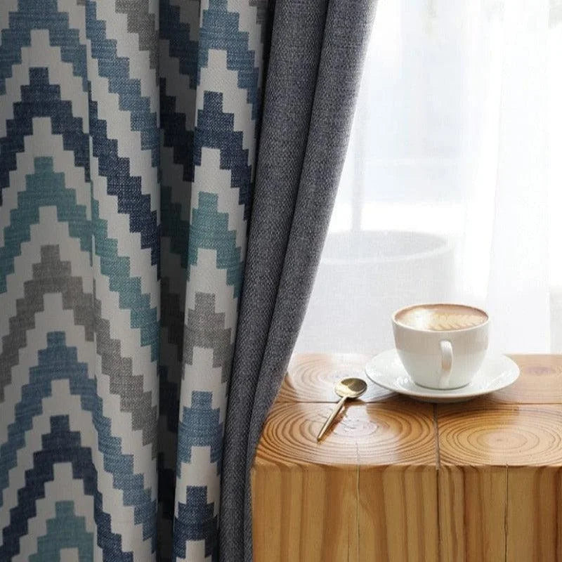 Rideau design géométrique bleu et gris, idéal pour ajouter une touche moderne à votre intérieur. Parfait pour une ambiance cosy avec une lumière douce filtrée. Convient aux salons, chambres ou bureaux. Découvrez comment il peut transformer votre espace de vie.