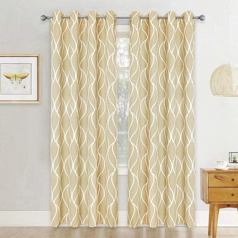 Rideaux beige à motifs géométriques ondulés, parfaits pour une décoration moderne et élégante. Ajoutez une touche de sophistication à votre intérieur avec ces rideaux tendance. Fenêtre partiellement ouverte laissant passer la lumière naturelle, encadrée par des tons neutres et un mobilier en bois clair. Idéal pour le salon ou la chambre.
