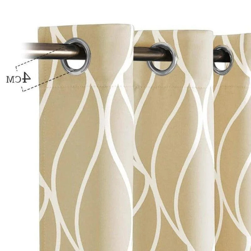 Rideau décoratif beige à motifs ondulés blancs, conçu avec des œillets métalliques pour une installation facile. Idéal pour ajouter une touche élégante et moderne à tout intérieur. Ajustement parfait pour des tringles de 4 cm, offrant une solution pratique et esthétique pour le salon ou la chambre.