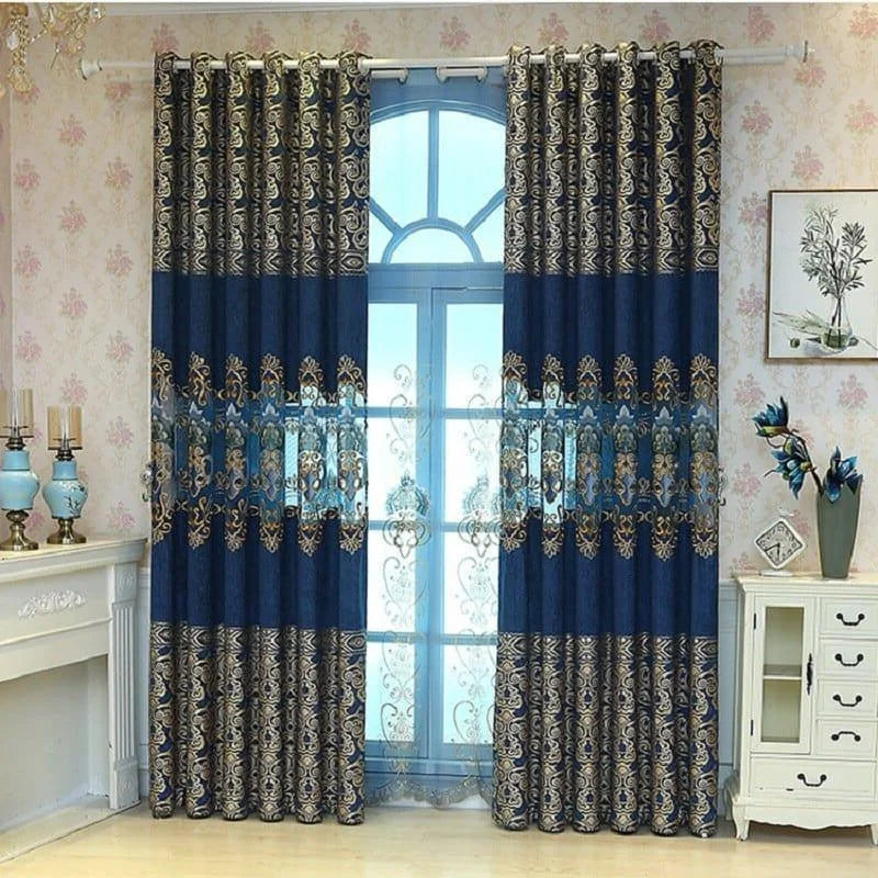 Rideau élégant bleu et or avec motif floral, idéal pour salon raffiné. Décoration intérieure sophistiquée, ajoutant une touche de luxe à votre maison. Accessoire incontournable pour rehausser une pièce avec des accents classiques et modernes.