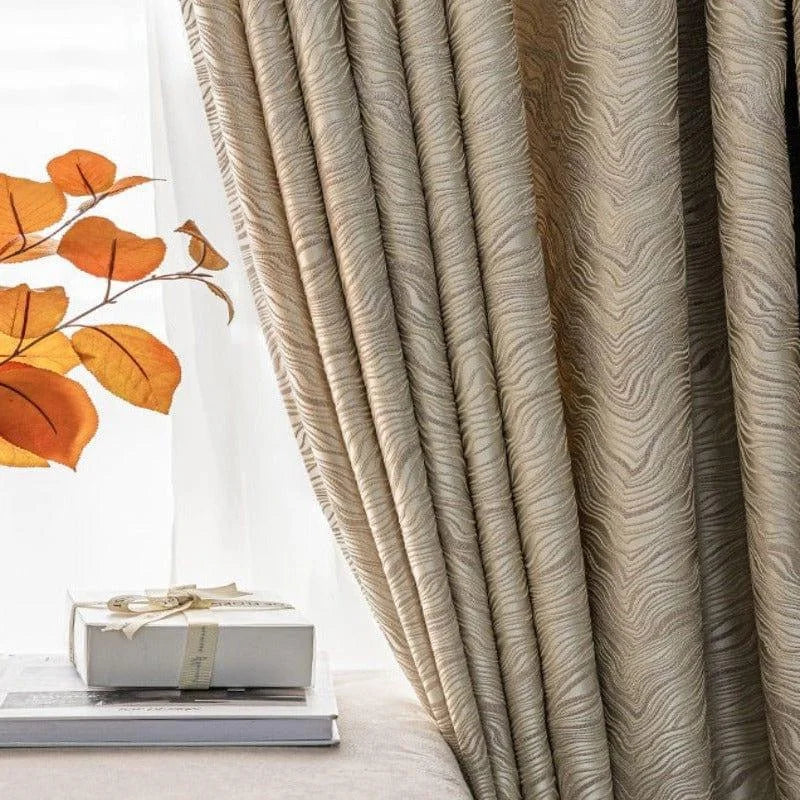 Rideaux élégants pour salon, design moderne avec motifs subtils. Idéal pour créer une ambiance chaleureuse. Accessoire décoratif chic pour fenêtre, parfait pour une touche de sophistication dans votre intérieur. Complète magnifiquement la décoration avec une boîte cadeau blanche pour une inspiration festive.