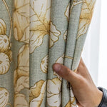 Rideau décoratif floral avec motifs botaniques élégants, idéal pour apporter une touche naturelle et sophistiquée à votre intérieur. Design raffiné avec des fleurs en teintes dorées sur fond gris, parfait pour salon, chambre ou bureau. Accessoire d'intérieur incontournable pour créer une ambiance chaleureuse et accueillante.