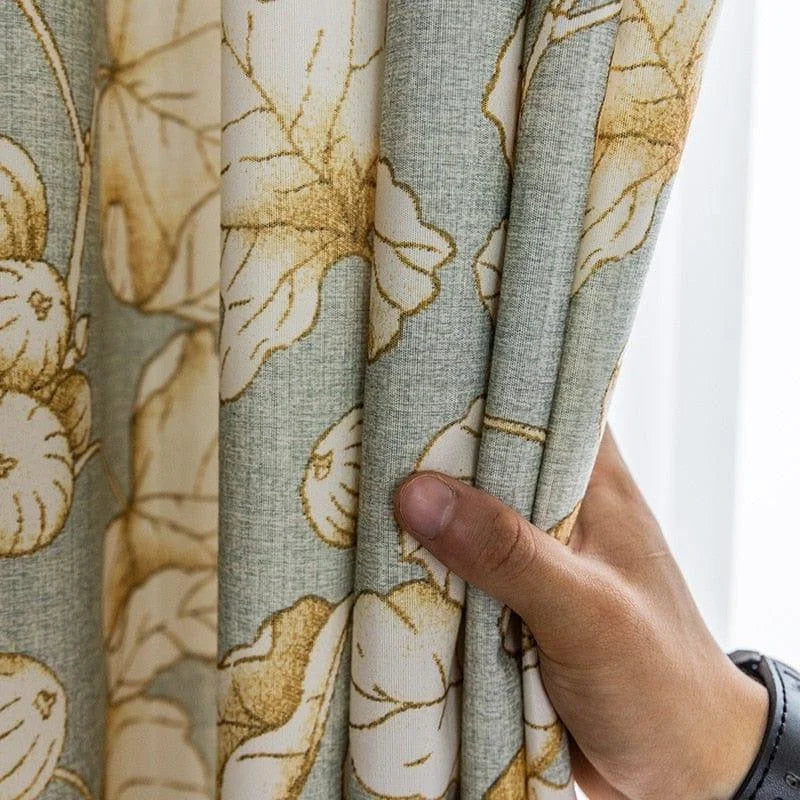 Rideau décoratif floral avec motifs botaniques élégants, idéal pour apporter une touche naturelle et sophistiquée à votre intérieur. Design raffiné avec des fleurs en teintes dorées sur fond gris, parfait pour salon, chambre ou bureau. Accessoire d'intérieur incontournable pour créer une ambiance chaleureuse et accueillante.