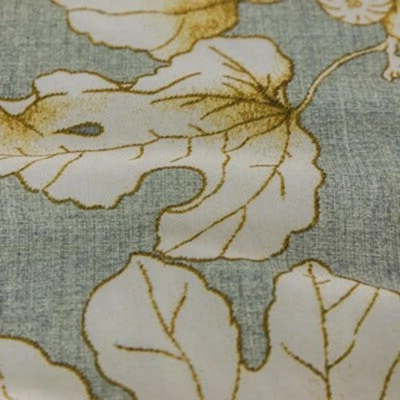 Tissu imprimé à motif de feuilles élégantes, décoration d'intérieur, design automnal raffiné, couleurs douces et naturelles, accessoire pour rideaux ou ameublement, ambiance chaleureuse et accueillante, style classique et intemporel.
