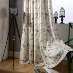 Rideau élégant avec motifs floraux noirs pour salon moderne, ajoutant une touche décorative chic à votre intérieur. Ce rideau est parfait pour créer une ambiance chaleureuse et accueillante tout en préservant l'intimité. Idéal pour un style contemporain, il se marie bien avec divers éléments de décoration. Accessoire incontournable pour habiller vos fenêtres avec raffinement.