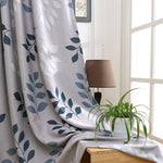 Rideau décoratif élégant à motifs de feuilles bleues, idéal pour apporter une touche de nature et de modernité à votre salon. Parfait pour créer une ambiance apaisante et lumineuse grâce à sa capacité à filtrer délicatement la lumière. Accessoire tendance pour sublimer vos fenêtres.