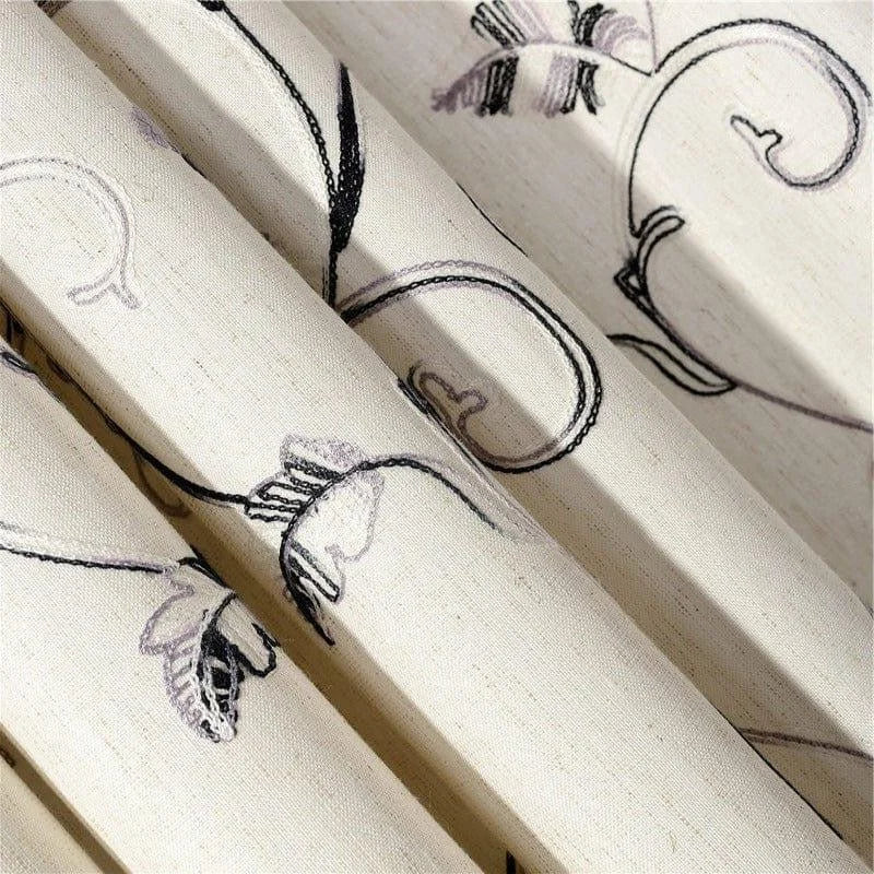 Rideau élégant à motifs floraux avec des broderies délicates, idéal pour ajouter une touche de sophistication à votre intérieur. Design raffiné et harmonieux, parfait pour un salon ou une chambre. Accessoire de décoration moderne qui apporte charme et élégance à votre espace de vie.