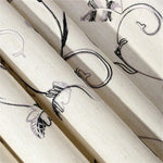 Rideau élégant à motifs floraux avec des broderies délicates, idéal pour ajouter une touche de sophistication à votre intérieur. Design raffiné et harmonieux, parfait pour un salon ou une chambre. Accessoire de décoration moderne qui apporte charme et élégance à votre espace de vie.