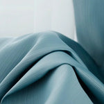 Image d'un tissu bleu élégant avec une texture raffinée, parfait pour la décoration intérieure moderne. Cette étoffe versatile s'adapte à divers styles d'aménagement, ajoutant une touche de sophistication et de couleur subtile à n'importe quelle pièce. Idéal pour les rideaux, les coussins ou les tentures murales, ce tissu bleu procure une ambiance apaisante et élégante.