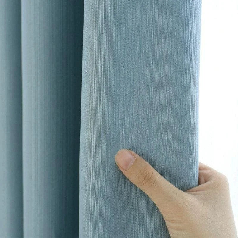 Rideau bleu moderne avec texture à rayures, parfait pour la décoration intérieure et la gestion de la lumière dans le salon ou la chambre. Élégance et fonctionnalité pour un intérieur raffiné.