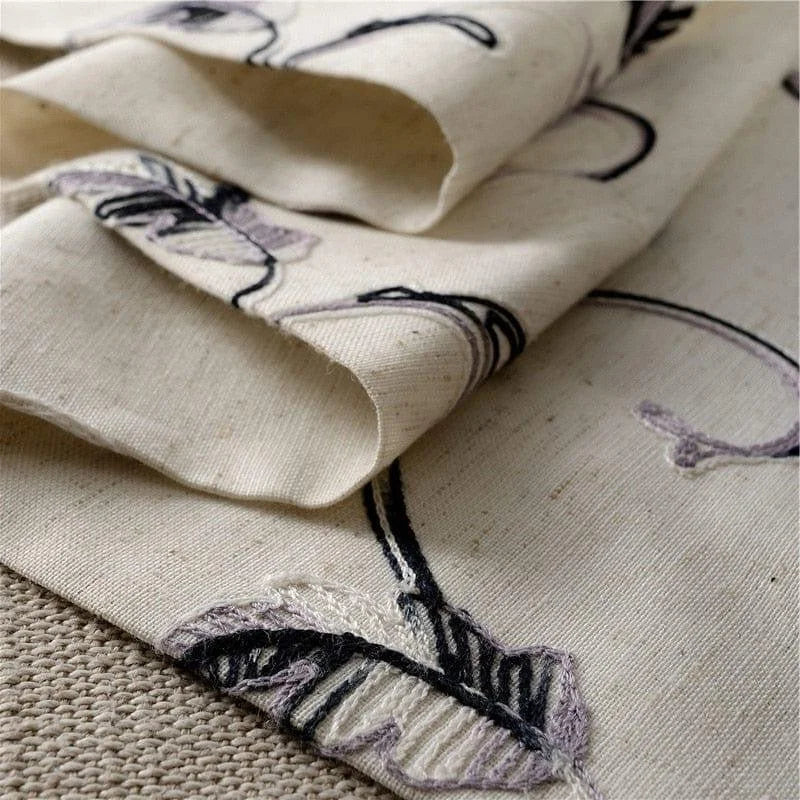 Rideau élégant avec motif floral brodé, parfait pour ajouter une touche décorative à votre intérieur. Idéal pour les salons ou chambres à coucher, ce rideau offre un style raffiné avec des motifs délicats et des détails travaillés. Parfait pour ceux qui souhaitent combiner esthétique et fonctionnalité dans leurs espaces de vie.