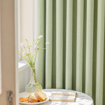Rideau vert élégant, idéal pour ajouter une touche fraîche et naturelle à votre intérieur. Parfait pour la décoration de salle de séjour, chambre ou bureau. Apporte une ambiance douce et sereine à votre espace tout en contrôlant la luminosité. Accessoire décoratif innovant pour un espace moderne et raffiné.