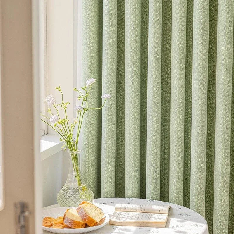 Rideau vert élégant, idéal pour ajouter une touche fraîche et naturelle à votre intérieur. Parfait pour la décoration de salle de séjour, chambre ou bureau. Apporte une ambiance douce et sereine à votre espace tout en contrôlant la luminosité. Accessoire décoratif innovant pour un espace moderne et raffiné.