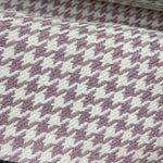 Tissu à motif pied-de-poule violet et blanc, idéal pour confectionner des vêtements tendance et accessoires de mode. Style intemporel et chic, parfait pour ajouter une touche d'élégance à toute création textile.