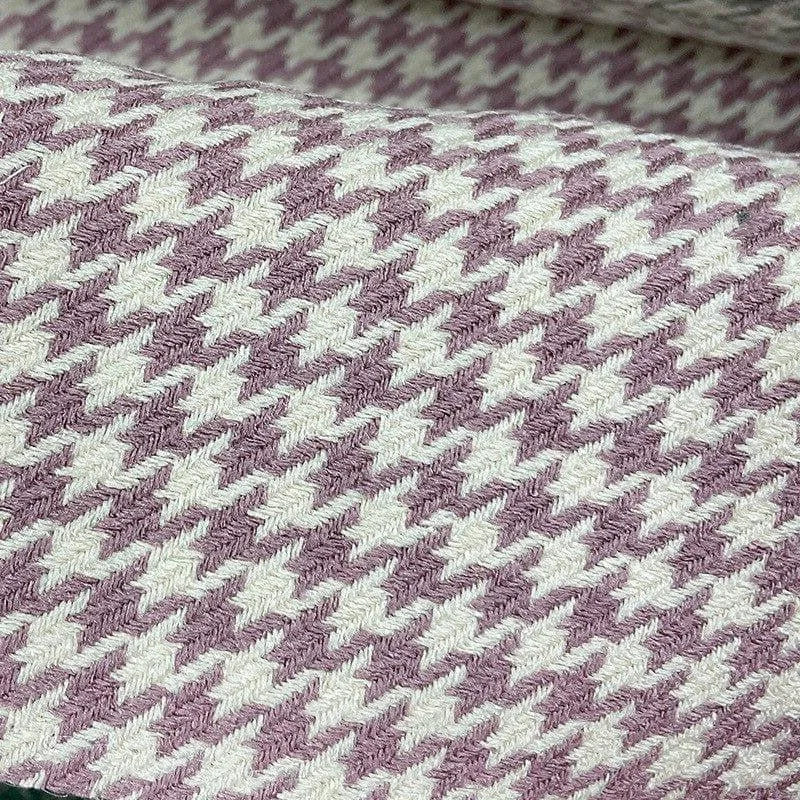 Tissu à motif pied-de-poule violet et blanc, idéal pour confectionner des vêtements tendance et accessoires de mode. Style intemporel et chic, parfait pour ajouter une touche d'élégance à toute création textile.