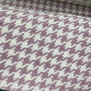 Tissu à motif pied-de-poule violet et blanc, idéal pour confectionner des vêtements tendance et accessoires de mode. Style intemporel et chic, parfait pour ajouter une touche d'élégance à toute création textile.