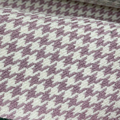 Tissu à motif pied-de-poule violet et blanc, idéal pour confectionner des vêtements tendance et accessoires de mode. Style intemporel et chic, parfait pour ajouter une touche d'élégance à toute création textile.