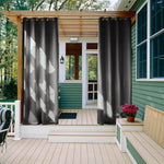 Rideaux d'extérieur élégants en gris foncé sur une terrasse en bois, idéal pour créer une ambiance intime et protéger du soleil. Parfait pour les jardins, patios ou vérandas, ces rideaux ajoutent une touche de modernité à votre espace extérieur tout en assurant la confidentialité et le confort. Améliorez votre décor extérieur avec ces rideaux pratiques et esthétiques.