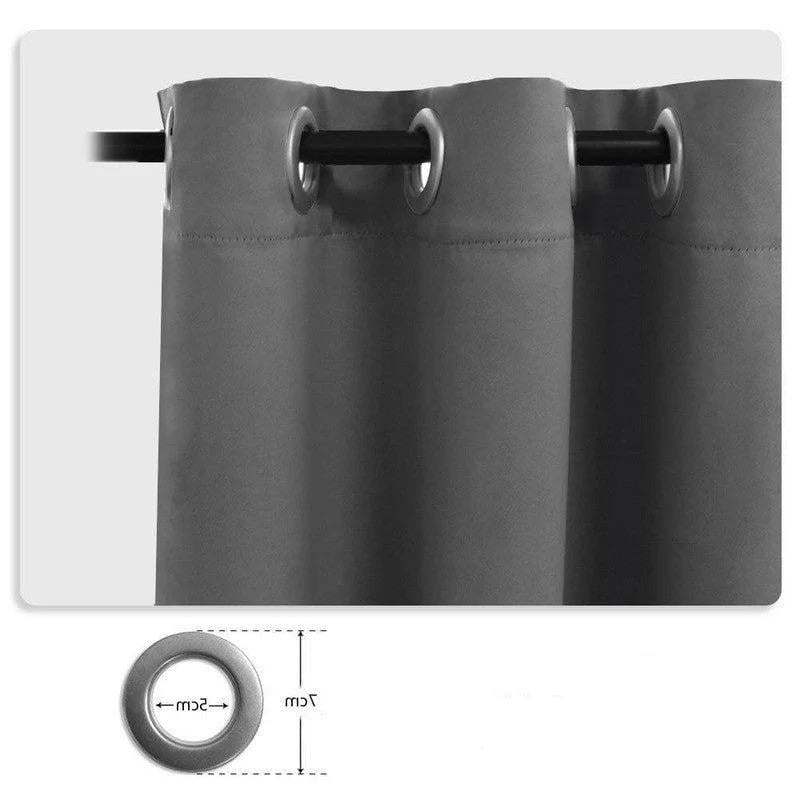Rideau gris élégant avec œillets, idéal pour salon ou chambre, offrant une touche moderne et sobre. Dimensions adaptées aux tringles standard, facile à installer pour un aménagement intérieur harmonieux. Harmonise à merveille avec divers styles décoratifs.