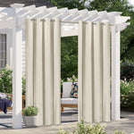 Rideaux d'extérieur élégants sur pergola blanche, idéaux pour créer un espace ombragé et intime dans le jardin. Ces rideaux, au ton clair, s'intègrent harmonieusement à l'environnement extérieur, offrant une touche esthétique et fonctionnelle pour les moments de détente en plein air. Accessoire incontournable pour embellir terrasses et patios, facilitant la création d'une ambiance chaleureuse et accueillante.